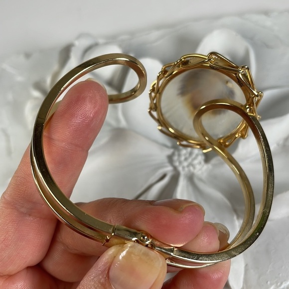 Shell Dove Clamp Style Bangle - Picture 4 of 15